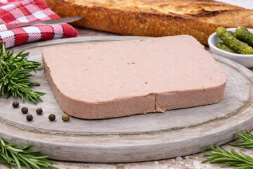P&acirc;t&eacute; de foie de porc sur planche en bois