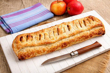 Strudel aux pommes traditionnel sur planche en bois