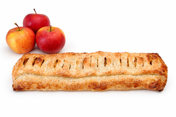 Strudel aux pommes traditionnel isol&eacute; sur fond blanc