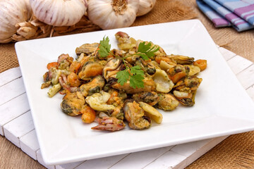 Salade de fruits de mer sur assiette blanche