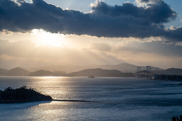 夕暮れの鳴門海峡の風景