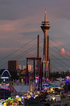 Kirmes in D&uuml;sseldorf in Abendrot