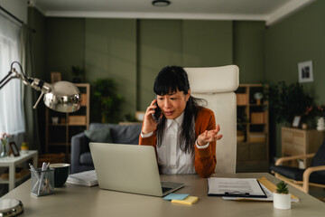 Obraz premium Woman experiencing frustration during a remote work phone call