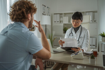 Obraz premium Doctor discussing medical information with male patient