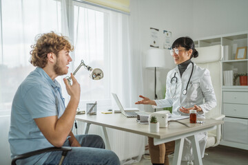 Obraz premium Doctor consulting patient about health issues in clinic