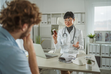 Obraz premium Female doctor explaining prescription to patient during medical consultation