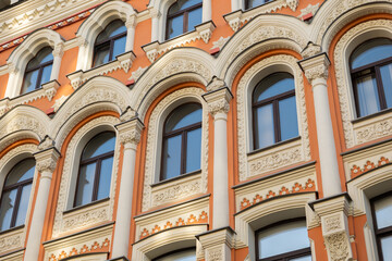 Naklejka premium Ornate historical building facade featuring arched windows and decorative architectural details