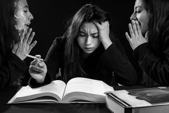 Concepto de esquizofrenia o distracci&oacute;n con mujer escuchando voces y malas influencias mientras estudia