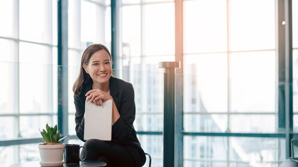 Fototapeta premium Businesswoman using a tablet during a FaceTime video call, showing different facial expressions with a bright, friendly smile. Copy space available for banner or text.