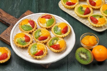 Pie Buah. Fruit pie is a bread and cake product with a characteristic crispy, crumbly and savory crust, a layer that tends to be sweet, and various kinds of fruit on top