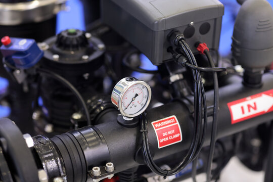 dial type manometer and industrial equipment