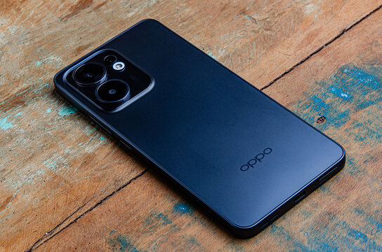 Fundo de tela com o celular Oppo. Muito legal para papel de parede e fundo de tela!