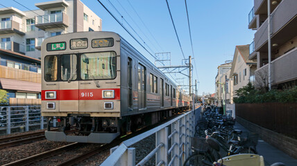 都会を走る電車
