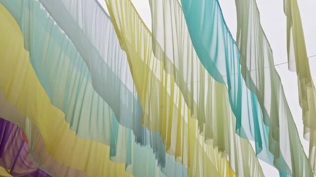 The thin fabric fluttered in the air.Many semi-transparent curtains were hanging in the air.