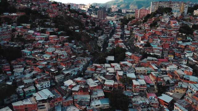 Vista a&eacute;rea de la ciudad de caracas rodeada de casas, calles, carros en la monta&ntilde;a