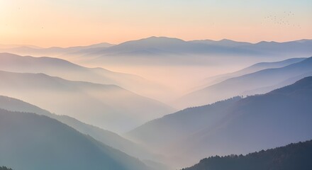 Obraz premium Montañas brumosas con suaves pendientes y bandadas de pájaros en el cielo del amanecer. Pintura tradicional oriental en tinta sumi-e, u-sin, go-hua.