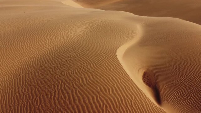 Drone sobrevuela desierto de medanos caliente donde se formaron ondas en la arena por el viento en Venezuela
