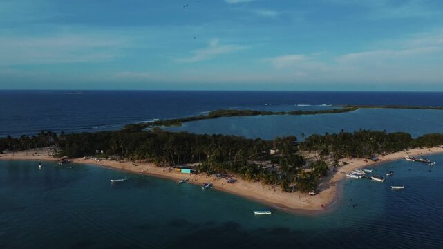 Vista a&eacute;rea de isla conocida en  Venezuela como cayo. El mar se une con laguna que produce sal marina y los pescadores en sus botes o lanchas se mueven por la costa