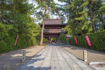 金沢 天徳院 参道と山門