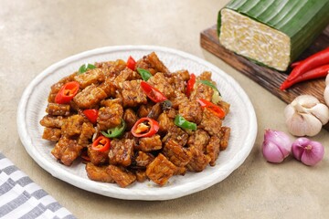 Orek tempe is a typical Indonesian food, specifically a Javanese dish made from tempeh which is cut into cubes or sliced ​​sticks and cooked with special spices, namely Javanese sugar and tamarind.