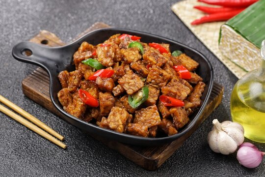 Orek tempe is a typical Indonesian food, specifically a Javanese dish made from tempeh which is cut into cubes or sliced ​​sticks and cooked with special spices, namely Javanese sugar and tamarind.