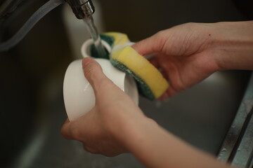 Wash the coffee cups, hand with coffee cup 
