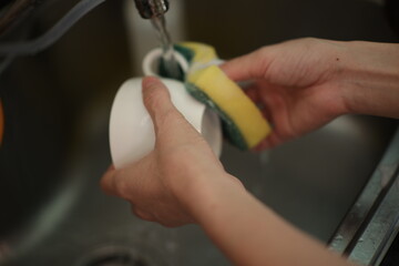 Wash the coffee cups, hand with coffee cup 