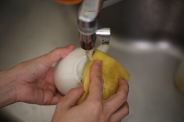 Wash the coffee cups, hand with coffee cup 