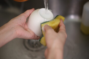 Wash the coffee cups, hand with coffee cup 