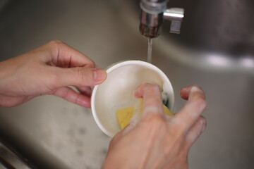 Wash the coffee cups, hand with coffee cup 