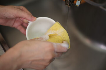 Wash the coffee cups, hand with coffee cup 