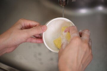 Wash the coffee cups, hand with coffee cup 