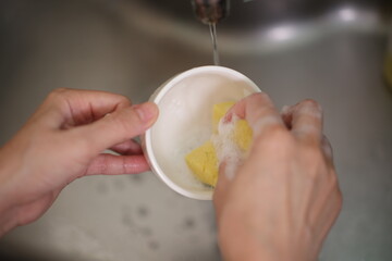 Wash the coffee cups, hand with coffee cup 