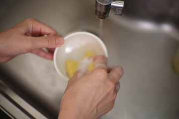 Wash the coffee cups, hand with coffee cup 