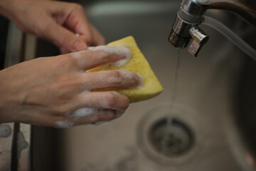 Wash the coffee cups, hand with coffee cup 