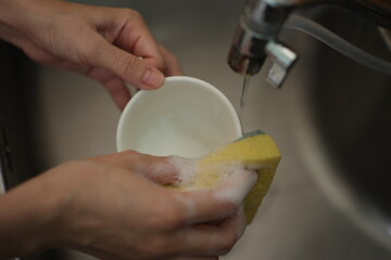 Wash the coffee cups, hand with coffee cup 