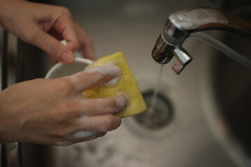 Wash the coffee cups, hand with coffee cup 