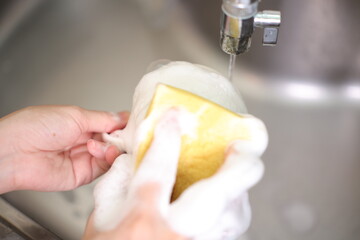 Wash the coffee cups, hand with coffee cup 