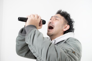 Fototapeta premium マイクを持ってロックやヘビメタなどを歌うシャウトする男性 Yeah～～～！！！