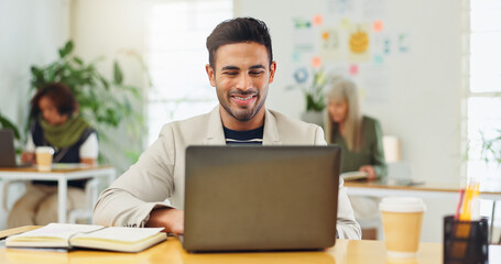 Obraz premium Laptop, reading or happy man in creative agency for research, target market or review consumer trends. Brand promotion, advertising or worker planning with pc for awareness, ecommerce insight or info