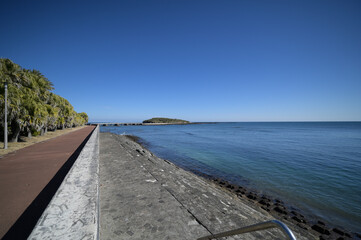 青島海岸の冬の日中風景