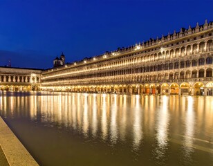 Naklejka premium Serene Evening Reflections at Historic Venetian Square in Twilight
