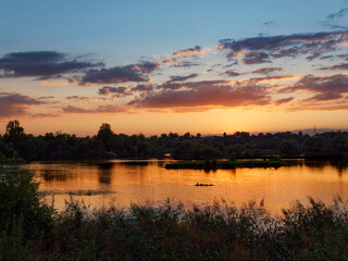 Obraz premium Sonnenuntergang im Vogelschutzgebiet NSG Garstadt bei Heidenfeld im Landkreis Schweinfurt, Unterfranken, Bayern, Deutschland