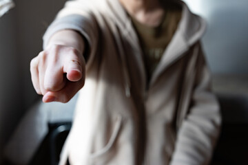 指をさすポーズ