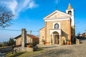 Fototapeta premium View of the church of Castelletto d'Erro, a small village in Monferrato. This hilly area of ​​Piedmont (northern Italy), a UNESCO World Heritage site since 2014, is famous for its valuable red wines.