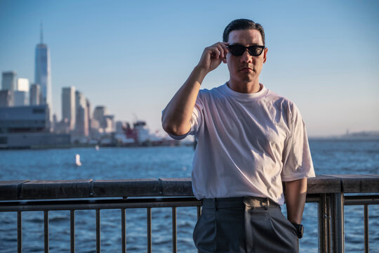 Man looking over the Hudson river in Manhattan