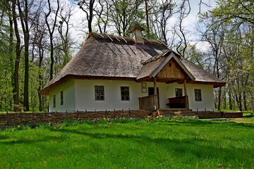 Fototapeta premium Traditional Ukrainian Thatched Cottage at the Taras Shevchenko Museum in Kaniv