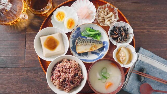 小鉢を並べた和朝食　雑穀米と味噌汁、鯖の塩焼き