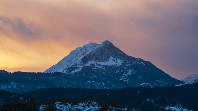 Timelapse cima nevada sol de tarde