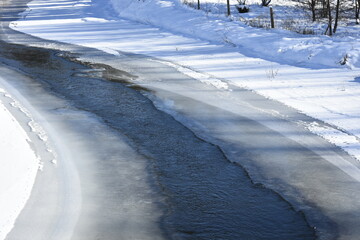 Obraz premium The Łyna River in Warmia is partially icebound in winter, Poland